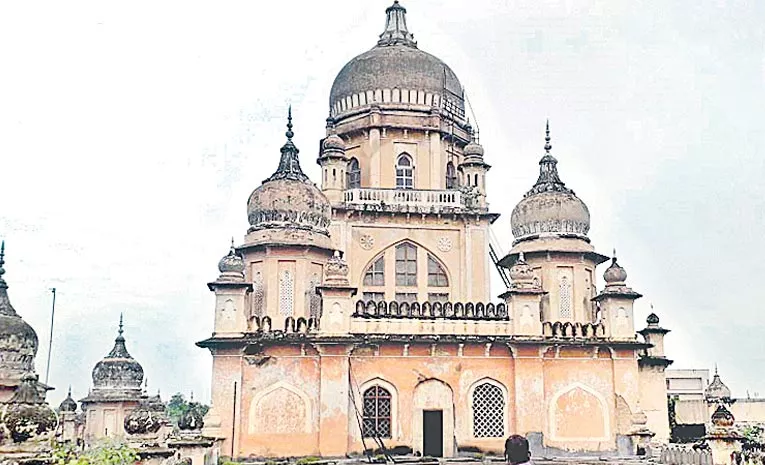 Hyderabad Osmania Hospital's old building locked