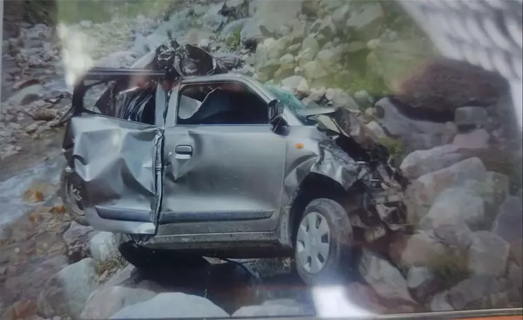 Vehicle falls into gorge in Jammu and Kashmir Anantnag