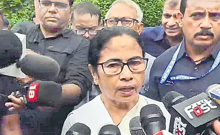 My mike was stopped, alleges CM Mamata as she walks out of NITI Aayog meeting