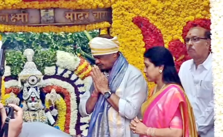 komatireddy venkat reddy offers prayers to bhagyalakshmi temple bonalu