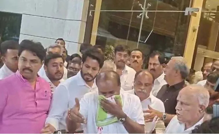 Jds Chief Kumaraswamy Joined In Hospital 