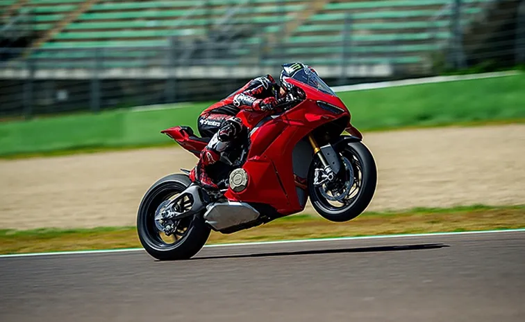 2025 Ducati Panigale V4 Revealed