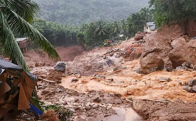 Landslide In Wayanad Several Houses Damaged videos show