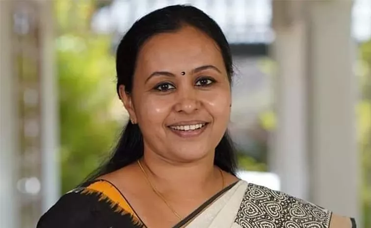 Kerala Health Minister Veena George Vehicle Met With Accident