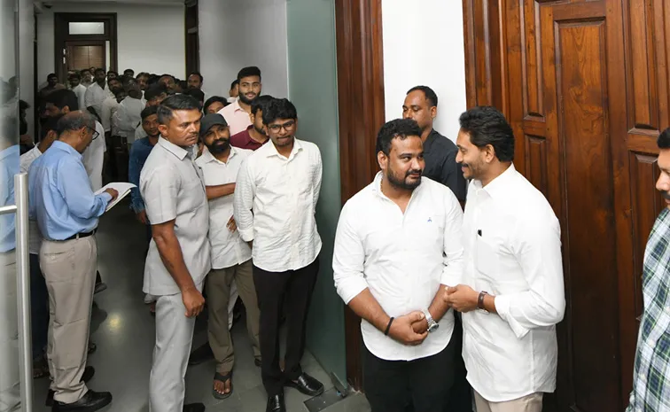 Ys Jagan Meet Activists And Fans At Tadepalli Camp Office