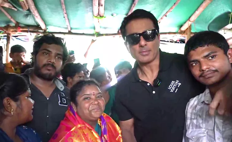 Sonu Sood Visits Kumari Aunty Food Stall