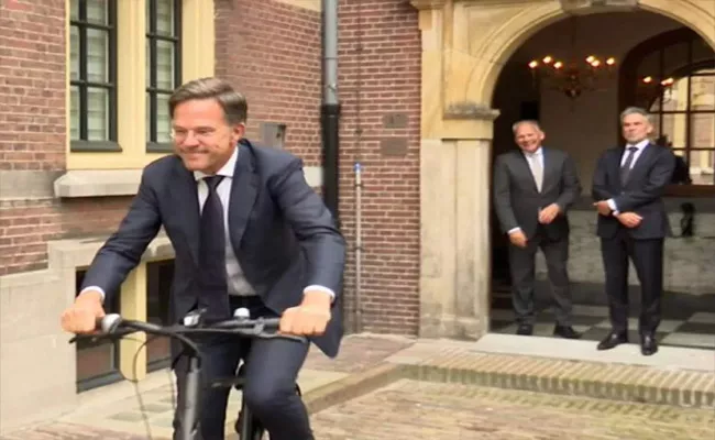 Dutch PM Mark Rutt leaves PMO on bicycle after serving for 14 years