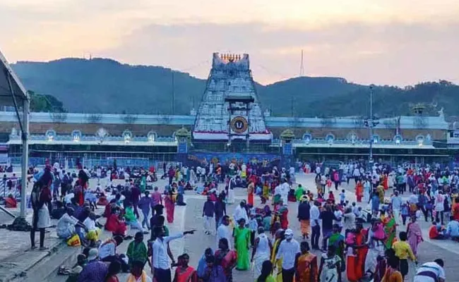 Huge Devotees Rush At Tirumala Tirupati Devasthanam