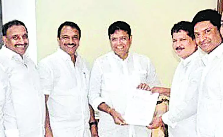 MLA Krishna Mohan Reddy Joins Congress Party: telangana