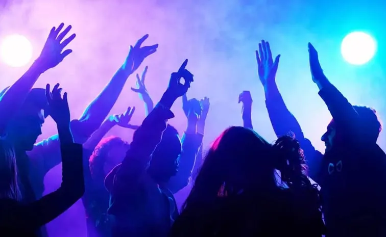 police raid on pub in khajaguda hyderabad