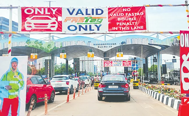 Separate lanes for cars and other vehicles on the outer