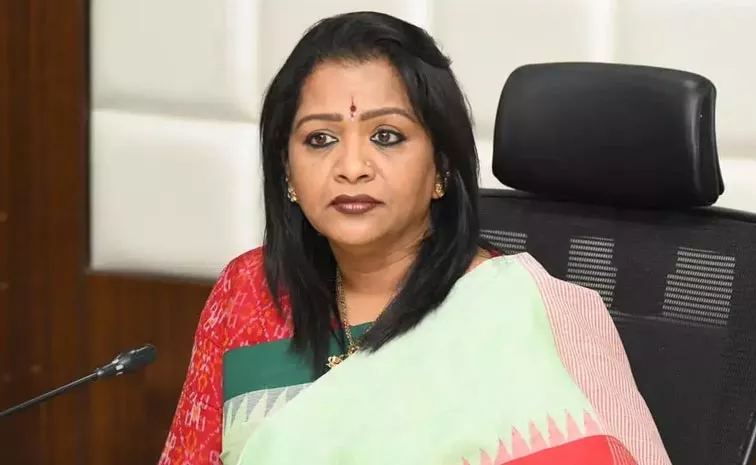 ghmc mayor gadwal vijayalakshmi complaints ccs police over social media posts