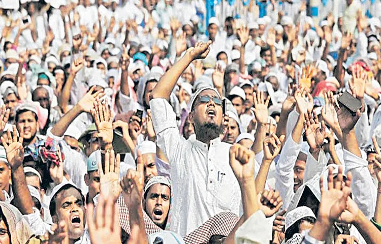 Muslim elders condemning CM Chandrababu