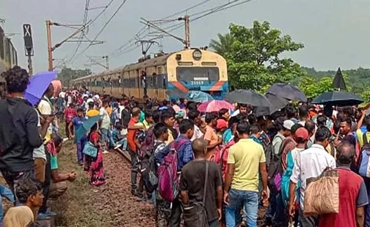 Passengers Jump Off Moving Train In Panic Over Fire Rumour