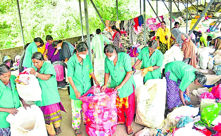 Meppadi relief camp kept clean: Haritha Karma Sena workers