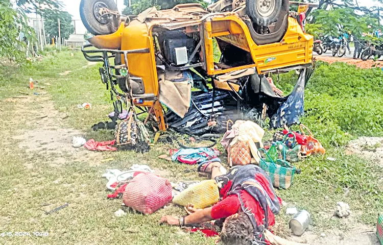 A lorry collided with a laborer auto 