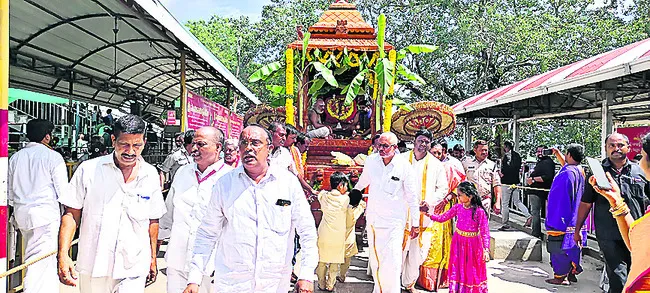 సత్యదేవుని ఆలయానికి భక్తుల తాకిడి