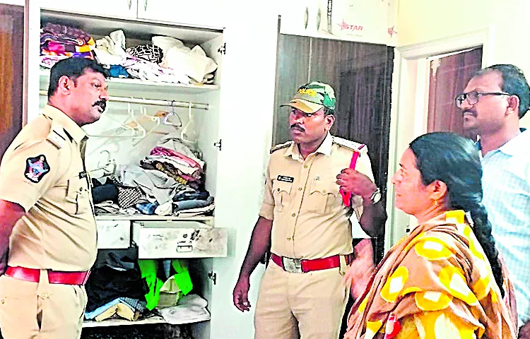 Massive theft in Puttaparthi