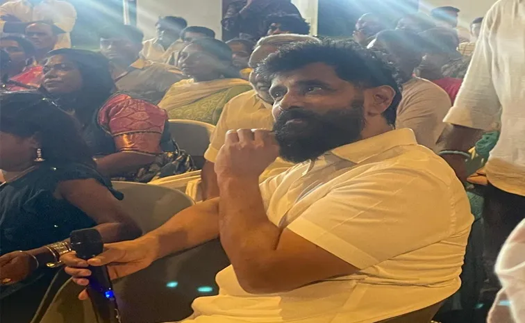 Kollywood Superstar Chiyaan Vikram Distributed Meals In Success Meet