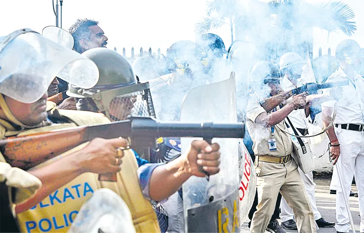 Kolkata protesters clash with police at rally 