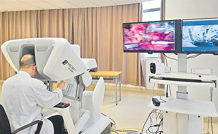 Chinese doctor removes patient lung tumor using robot