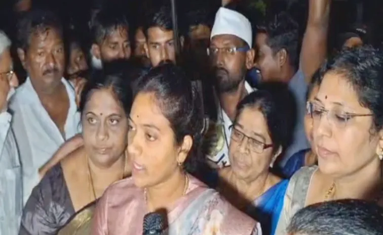 Police Stopped Ysrcp Woman Leaders At Gudlavalleru College