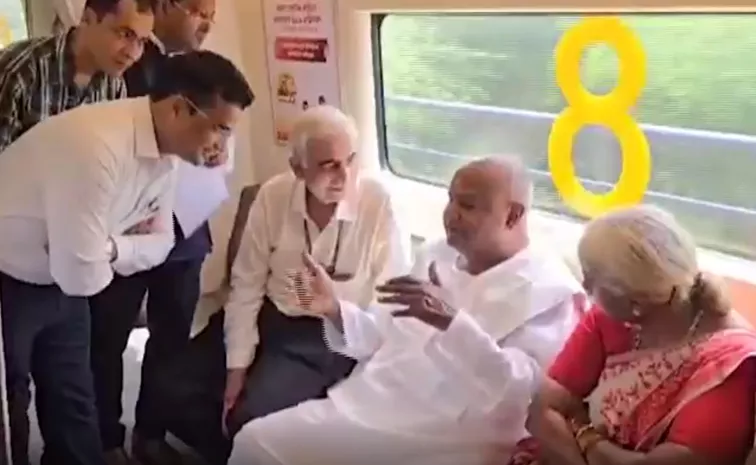 Deve Gowda Takes Delhi Metro Ride Chats With Commuters