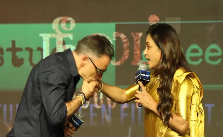 Daniel Caltagirone Kisses Anchor Suma Hand In Thangalaan Movie Pre Release Event