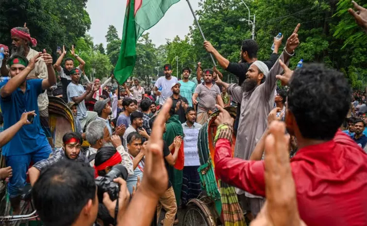 Bangladesh Army Standing with the Protesters