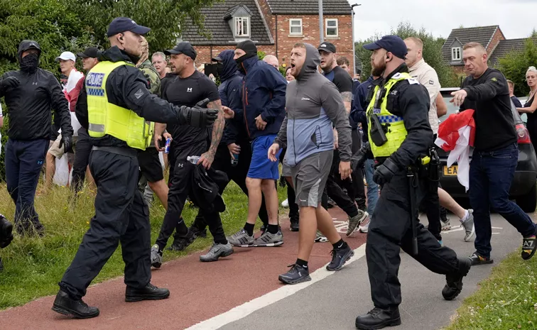 100 held in UK as far-right anti-immigrant violent clashes spread