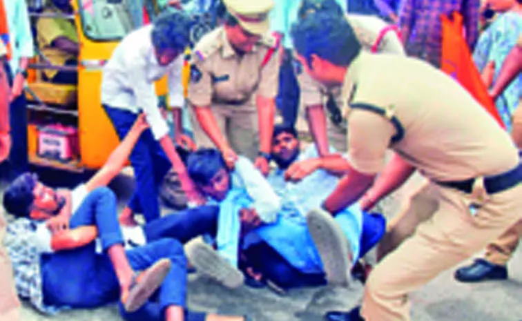 Dharna of ABVP leaders in Nellore