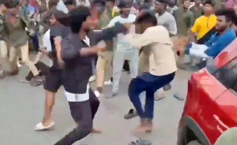 Pawan kalyan Fans Fight On Busy Road Vizag Video Viral