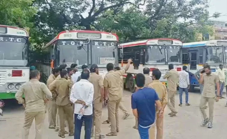 Private Rtc Bus Drivers Protest In Karimnagar Bus Stand