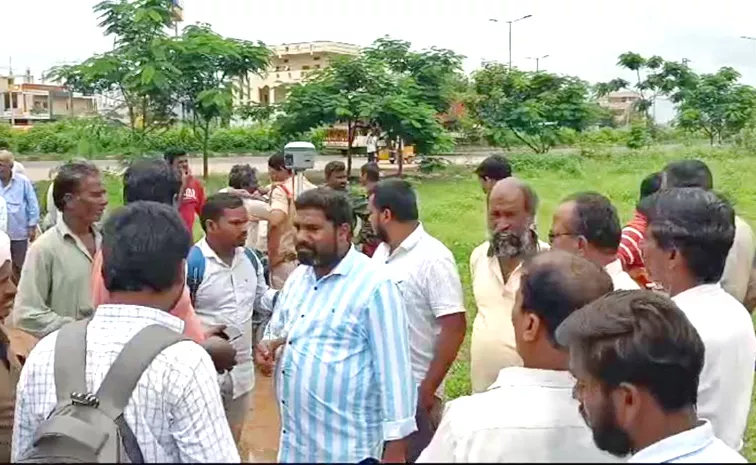 farmers protest on RRR land survey officers in sangareddy