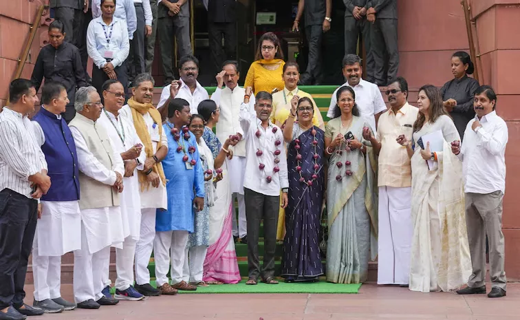 Opposition leaders protest on Parliament premises seek crop MSP for farmers