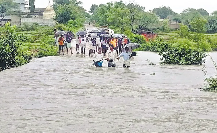 నారాయణపేట జిల్లా అభంగాపూర్‌ – బండగొండ మధ్యలో వాగు దాటుతున్న ప్రజలు   