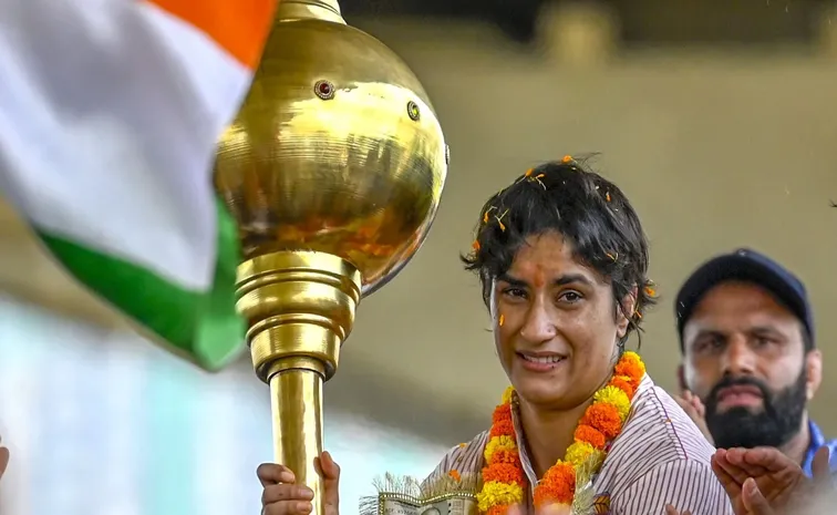 Wrestler Vinesh Phogat takes up farmers cause