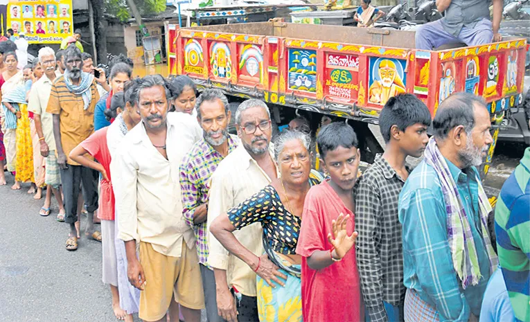 Flood victims run for food parcels in AP