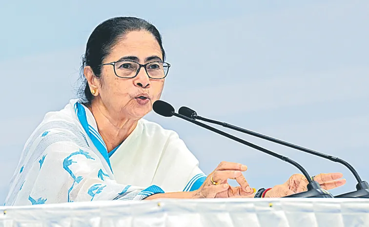 Mamata Banerjee cries conspiracy by Centre in RG Kar protests