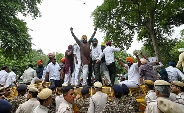 Sikhs protest outside Rahul Gandhis house in Delhi over remarks in US