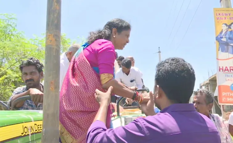 ysrcp leader vanga geetha Interaction With eluru Flood Victims