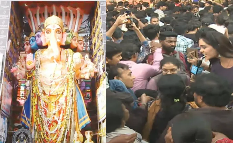 Huge Devotees Attend At Khairtabad Ganesh