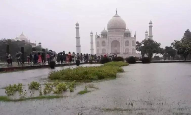 Water leakage in main dome of Taj Mahal due to incessant rain in Agra