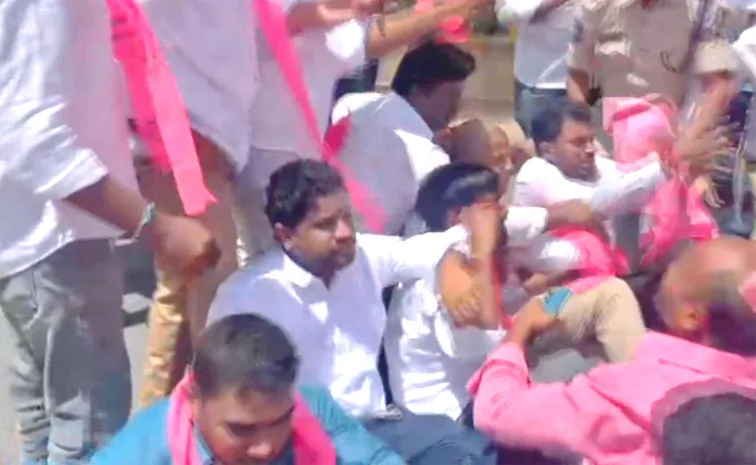 Brsv Leaders Protest At Minister Quarters At Banjarahills