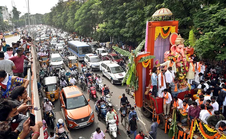 Ganesh Nimajjanam 2024: Heavy Traffic Jam At Tank Bund Sep 16 News