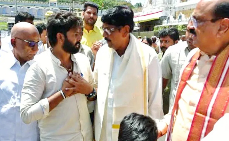 minister anam ramanarayana reddy questioned by tirumala devotees for darshan problems