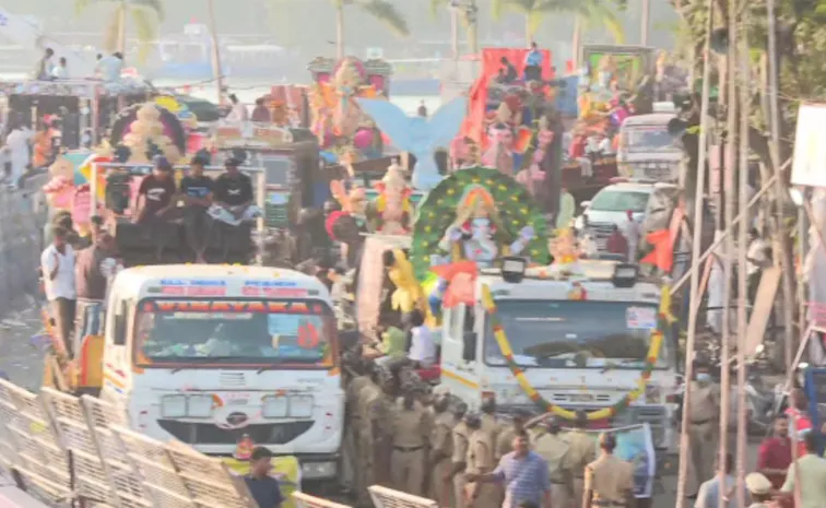 Ganesh Idols Immersion Continue At Tank Bund Updates