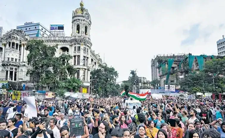 Man flashes woman during protest in Kolkata