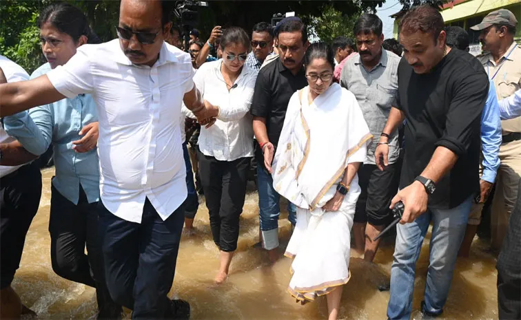 Mamata vs Soren On Bengal Floods: Didi Calls Disaster 'Man-Made', Seals Border With Jharkhand