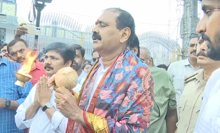 TTD Former Chief Bhumana Karunakar Reddy To Promise In Tirumala Temple